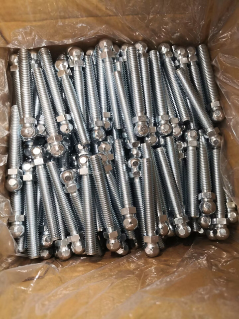 ترصيع الكرة ومسامير الكرة الرأس